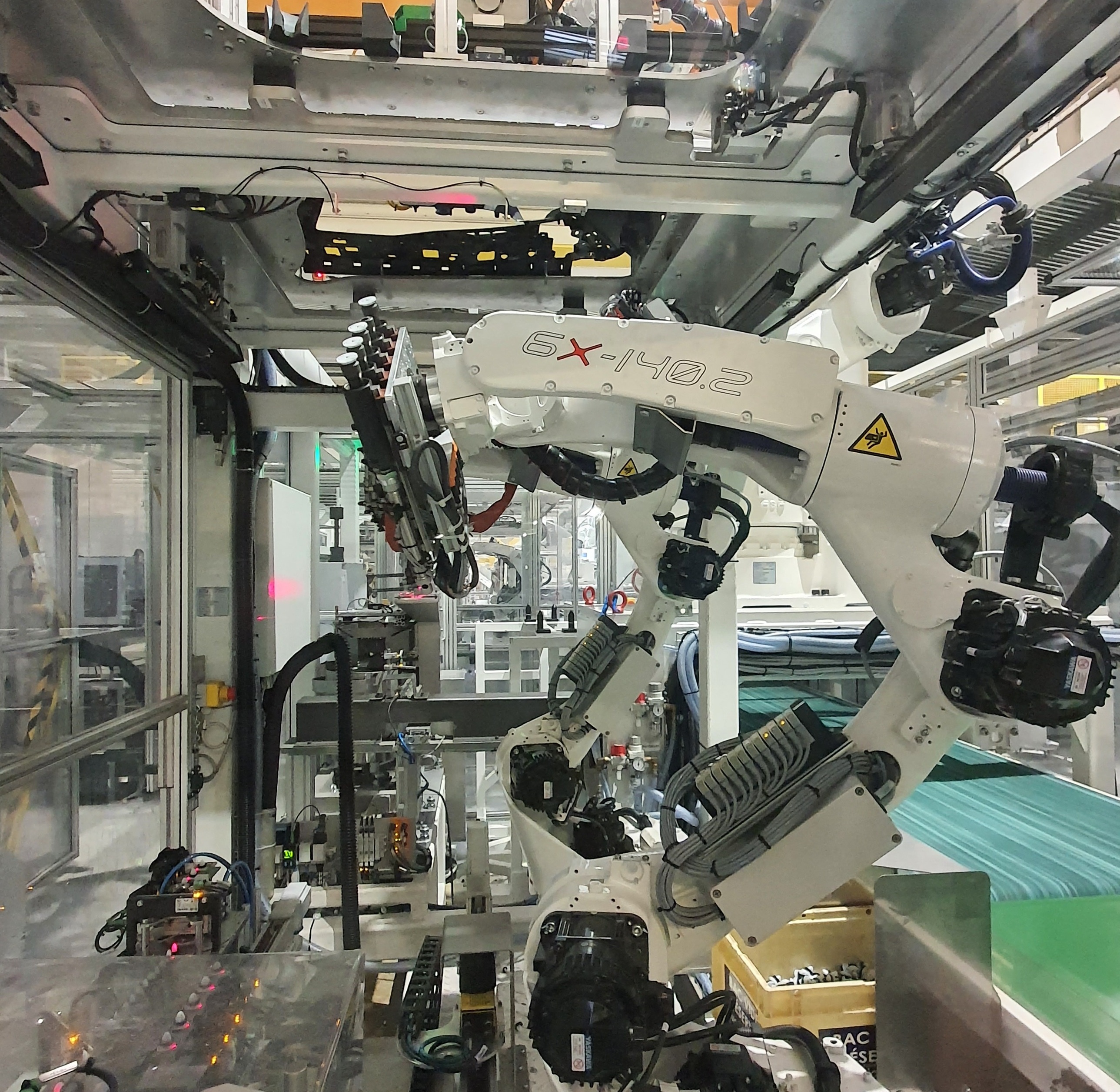 Robot 6 axes Forvia AUTOCLIP